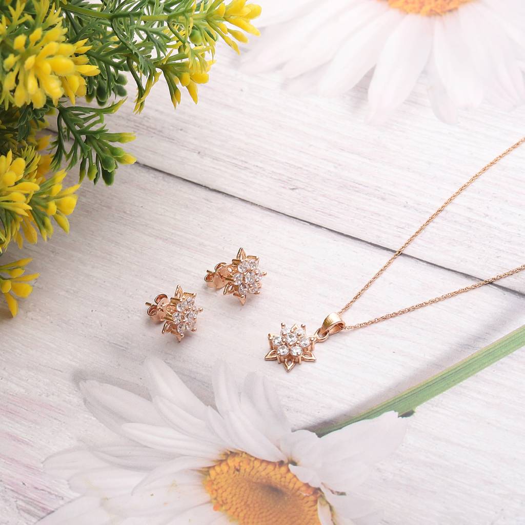 Iski Uski 925 Sterling Silver Floral Cluster Pendant Set