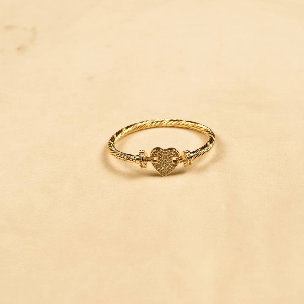 Luxe Clover Lock Statement Bracelet : 0069-DB