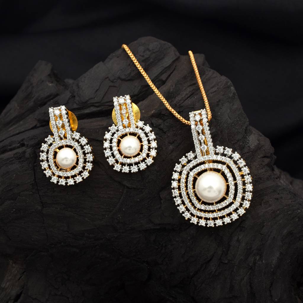 Essential Halo Pendant Set With Chain : PJPENGJPCZ230