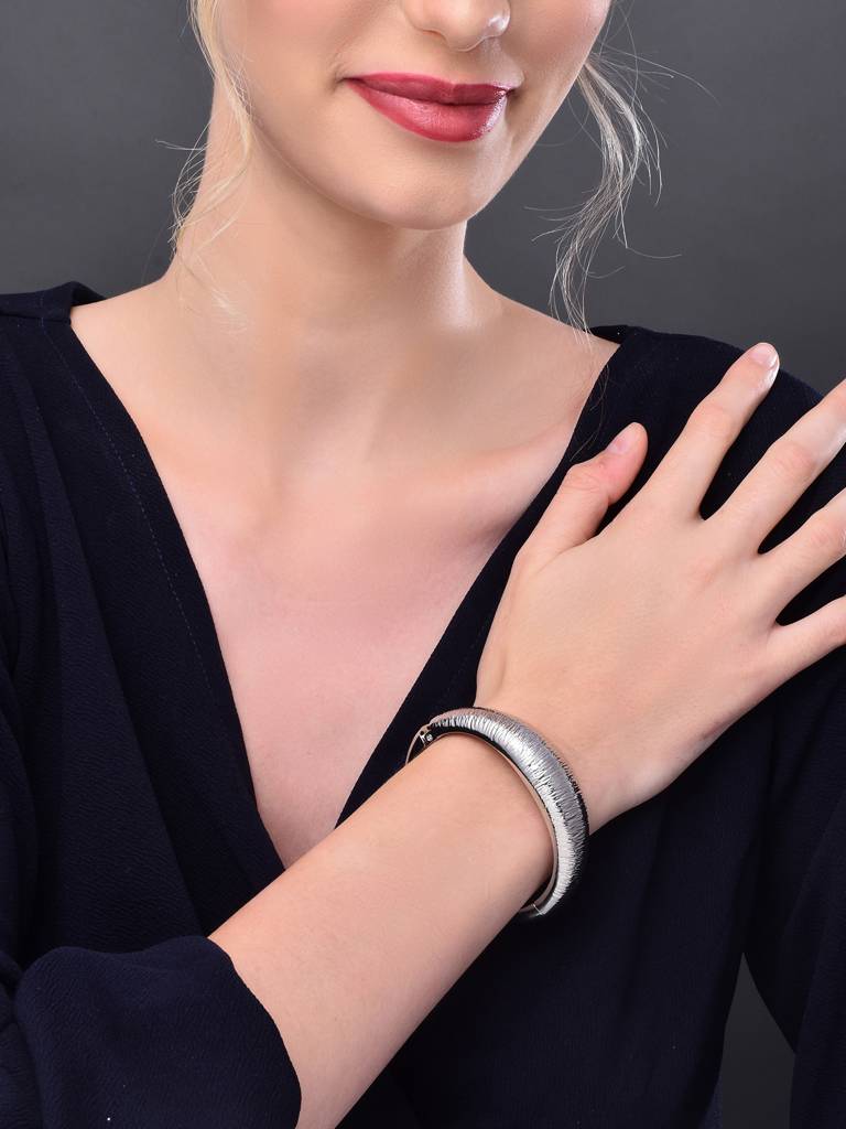 Brushed Stripe Silver Bangle : WBR136WCSLV