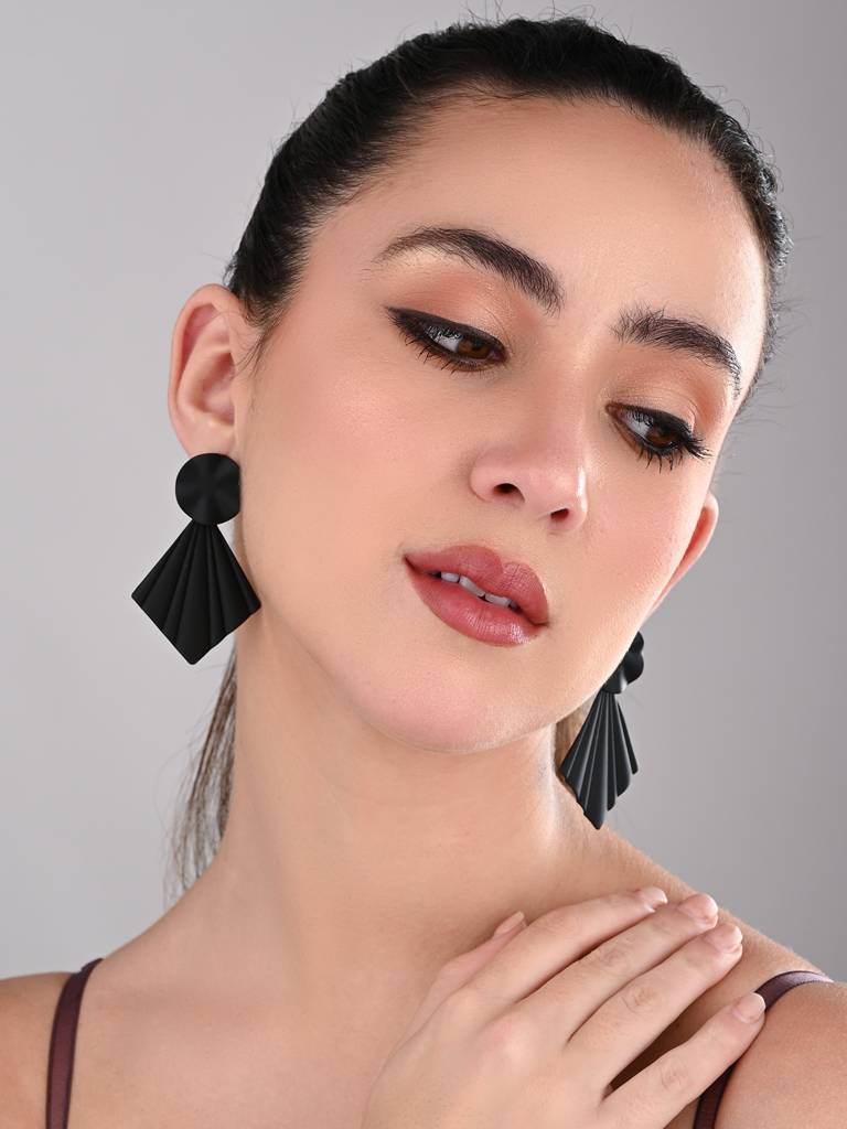 Petal Pop Fan Earrings : WER199JMBLK