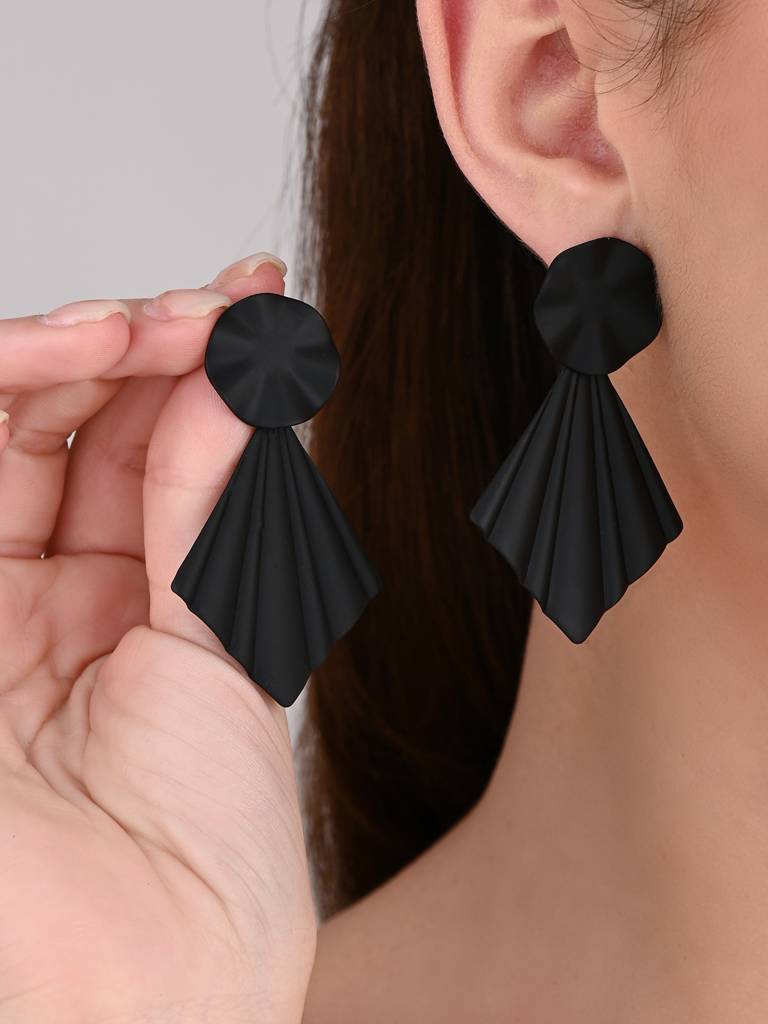 Petal Pop Fan Earrings : WER199JMBLK