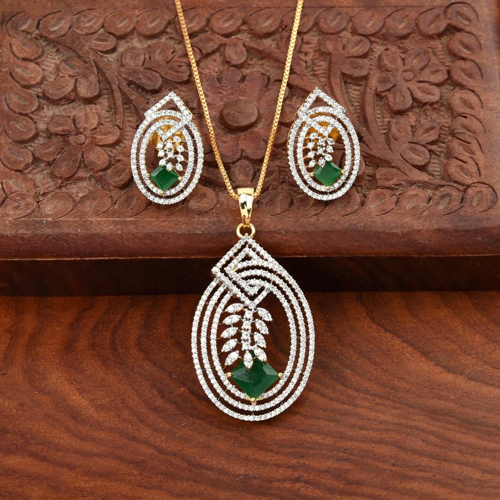 Gilded Arch Emerald Pendant Set : PJPENGJECZ247