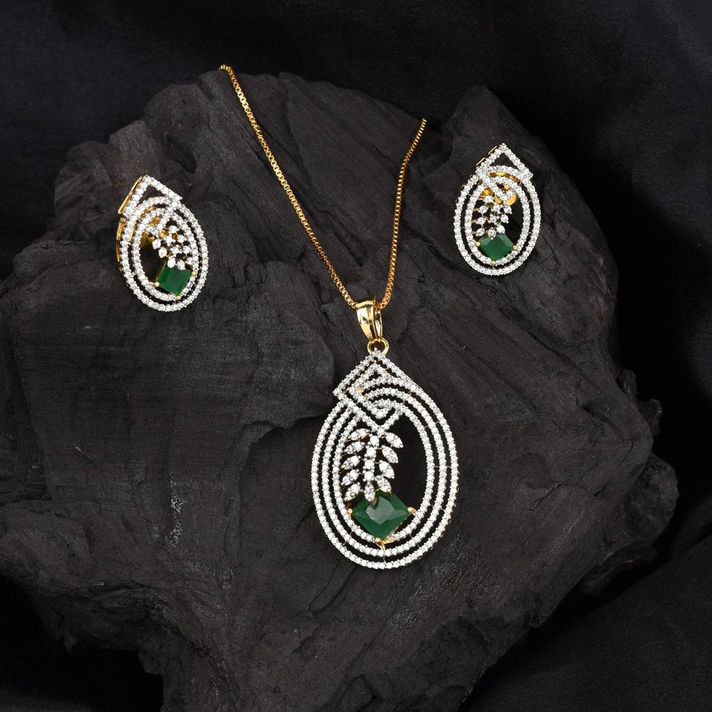 Gilded Arch Emerald Pendant Set : PJPENGJECZ247