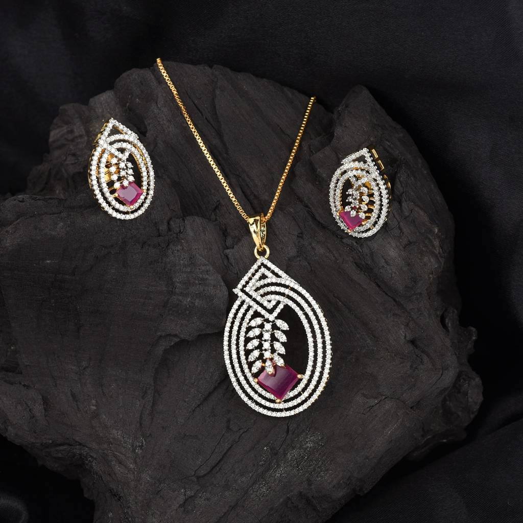Gilded Arch Ruby Pendant Set : PJPENGJRCZ248