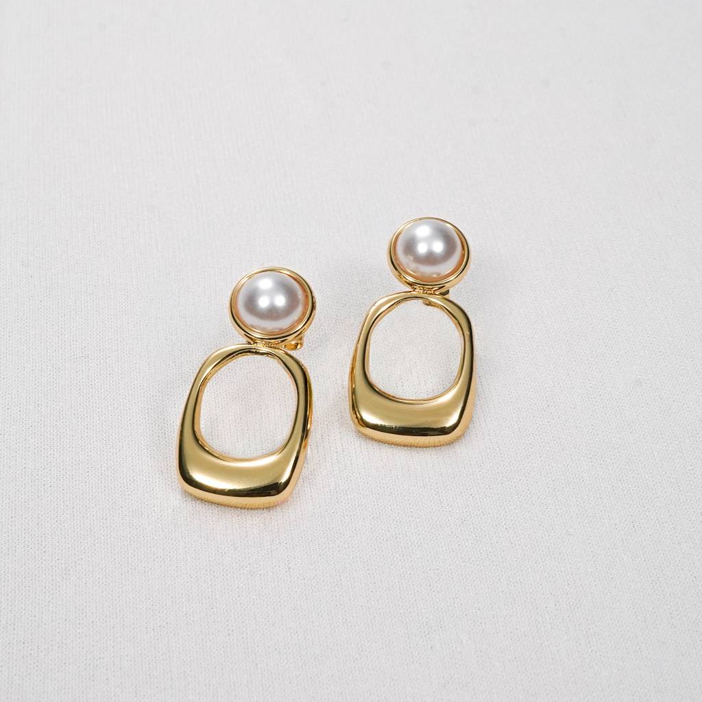 Flora Elegant -- Stud Earrings : ER5