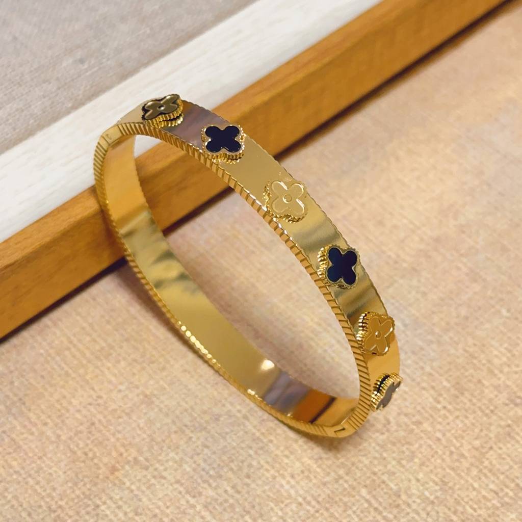 18K Gold Plated Waterproof Anti-Tarnish Clover Bangle Bracelet : ASJ0125B2310GB