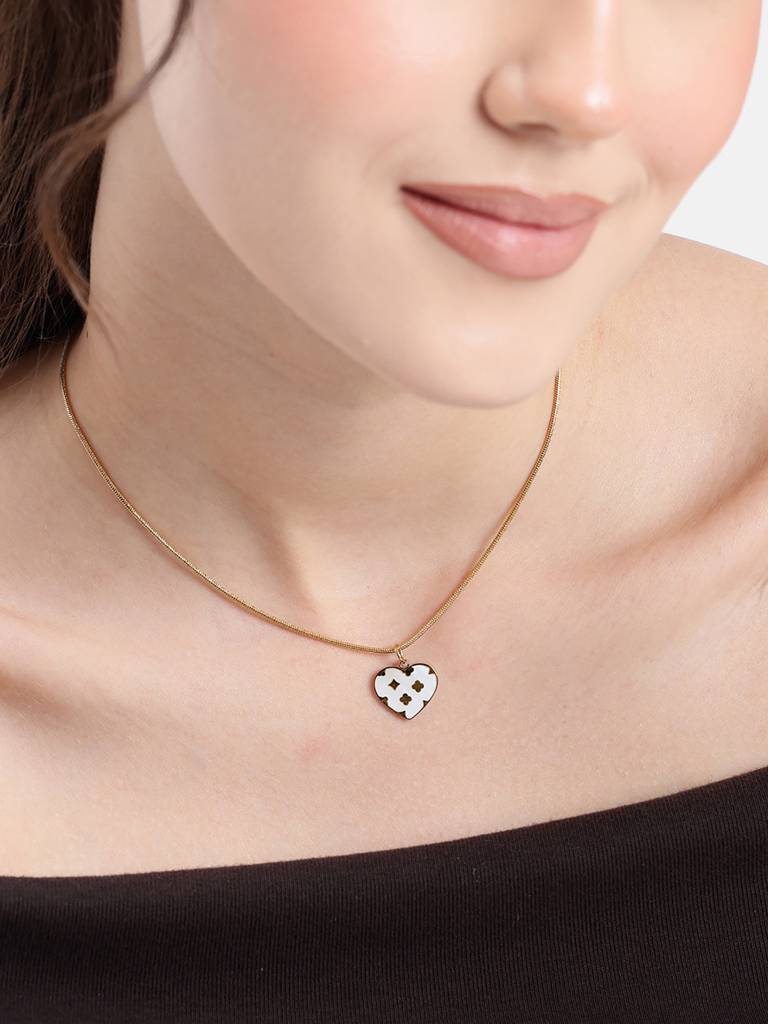 18Kt Gold Plated Shell And Heart Pendant And Chain : FJN5693