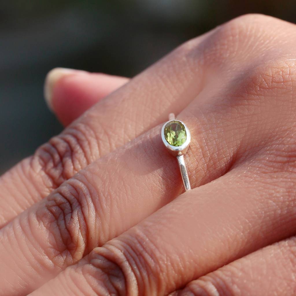 925  Sterling Silver Ring With Peridot Gemstone - Elegant Jewelry For Women : FU-0246