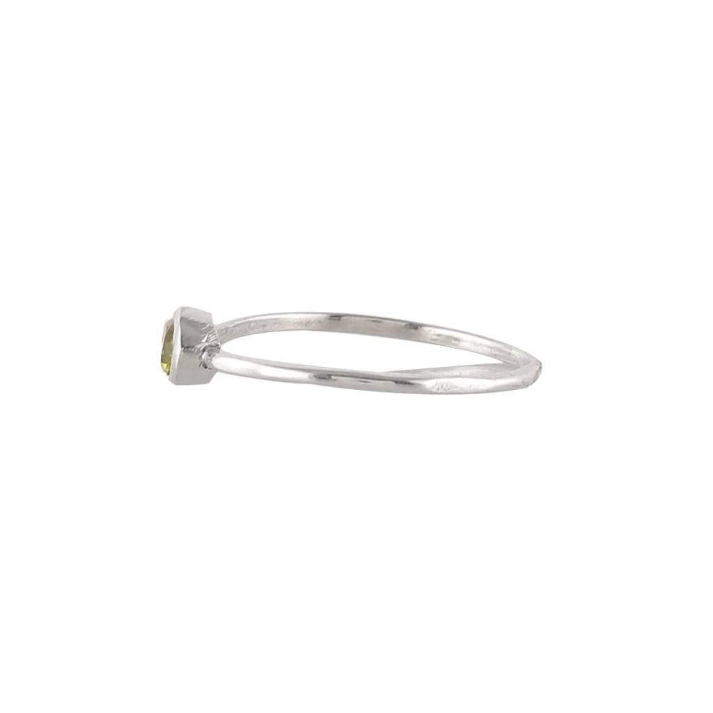 925  Sterling Silver Ring With Peridot Gemstone - Elegant Jewelry For Women : FU-0246
