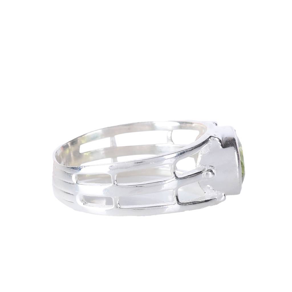 925 Handcrafted Sterling Silver Ring With Peridot Gemstone - Elegant Jewelry For Women : FU-0426