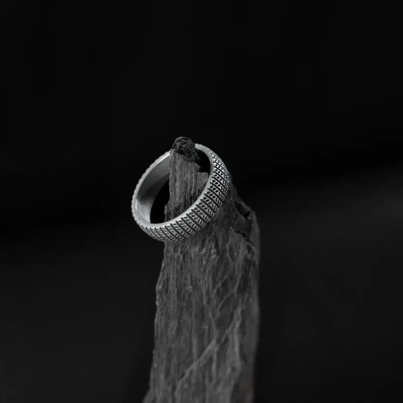 Sleek Subtle Silver Band : ZV-RNG-SBTL-006-B