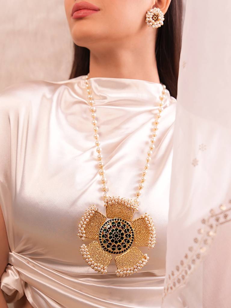 Aira White Pearl Necklace Set With Flower Pendant : 372NKS22RJ