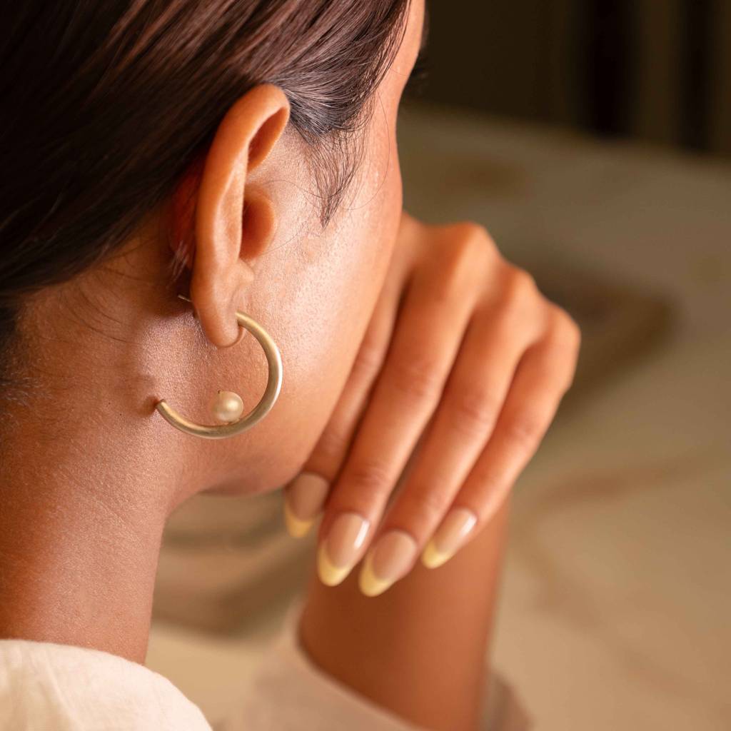 Adya Curved Hoop Pearl Earrings : SE3126