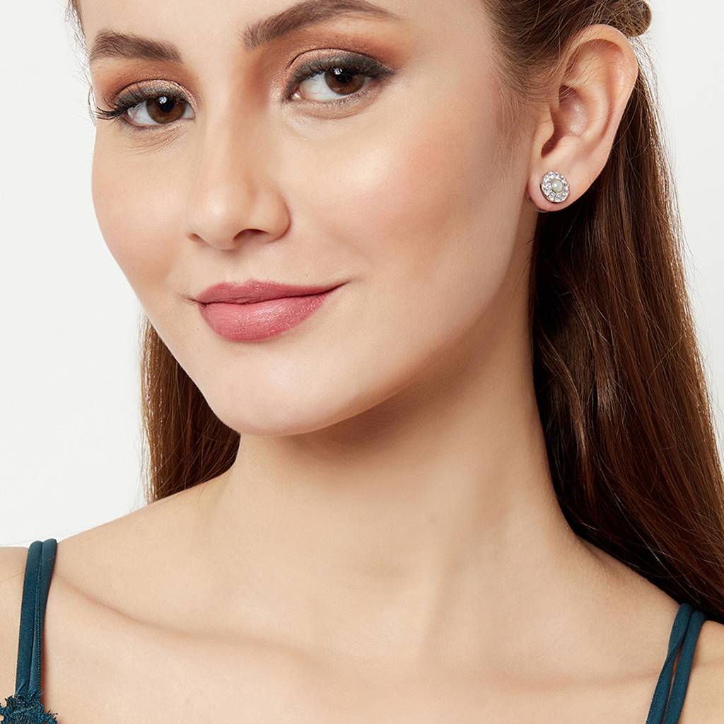 Classic Pearly Whites Stud Earrings : 8905124450972