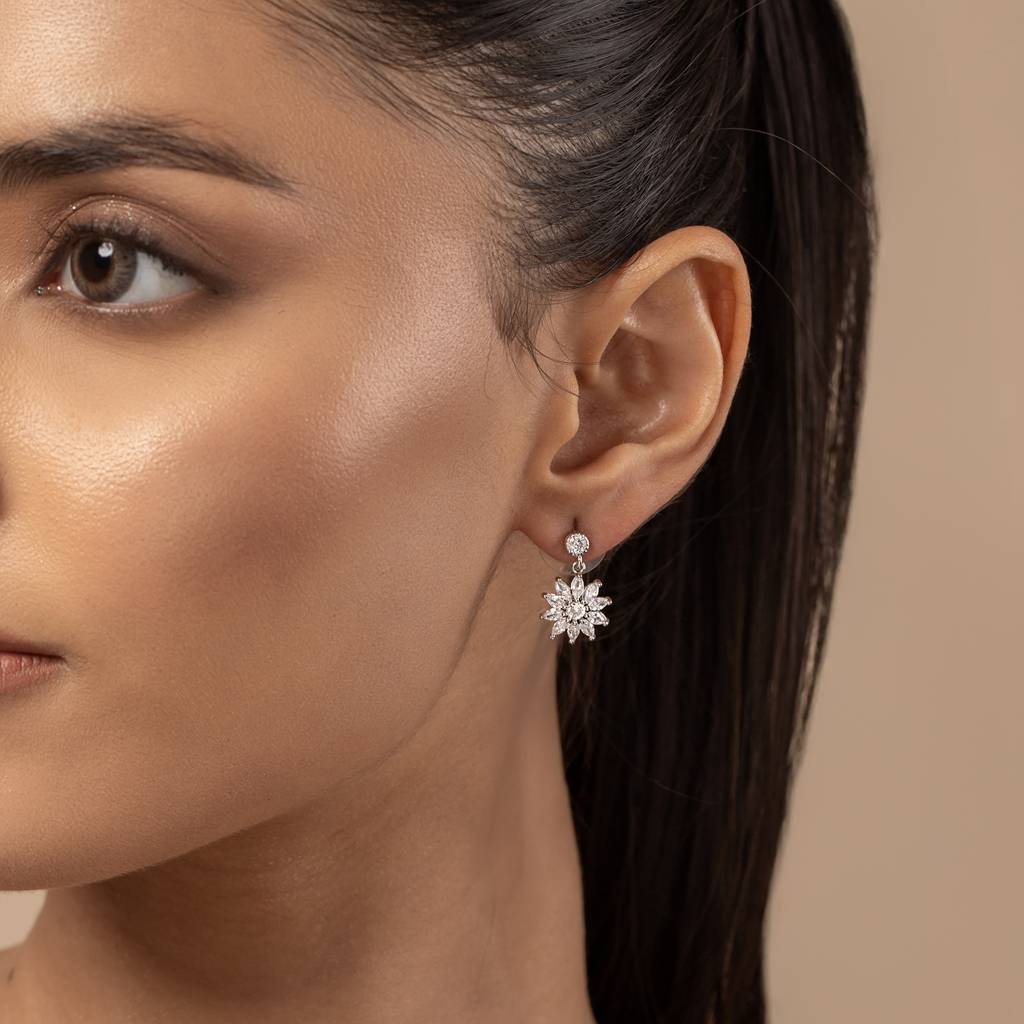 Korean Bling Daisy Drops Earrings : 8905124568202