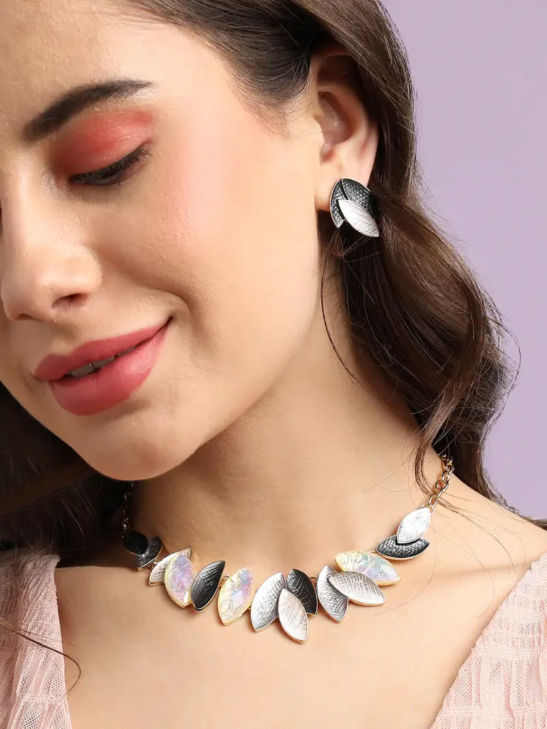 Pele-Women'S Black & Silver Textured Lanceolate Jewellery Set : SOHIJS9780