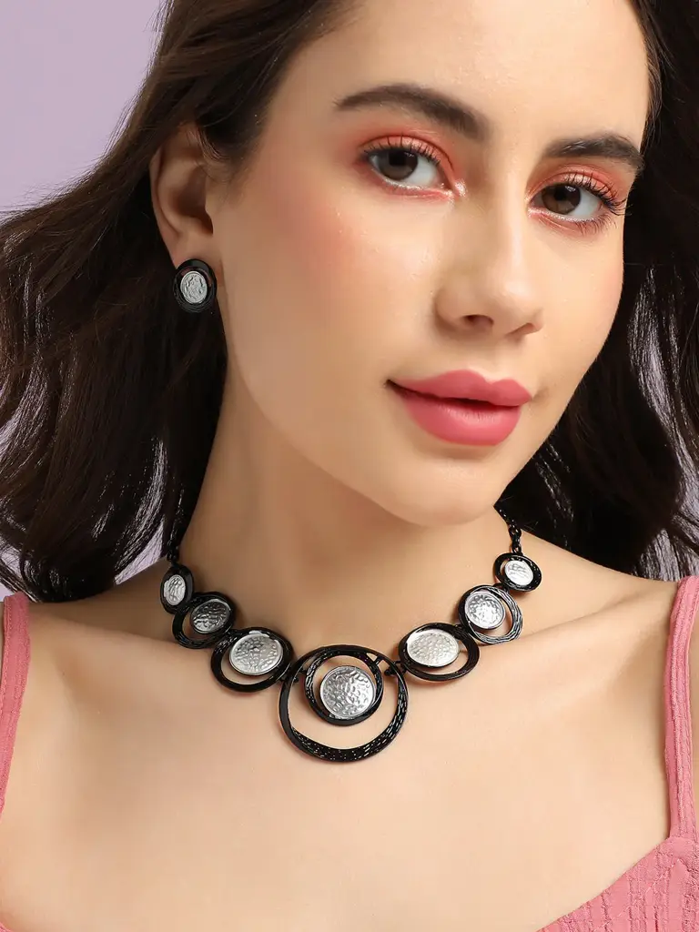 Yasira-Women'S Black & Silver Dented Circular Jewellery Set : SOHIJS9805