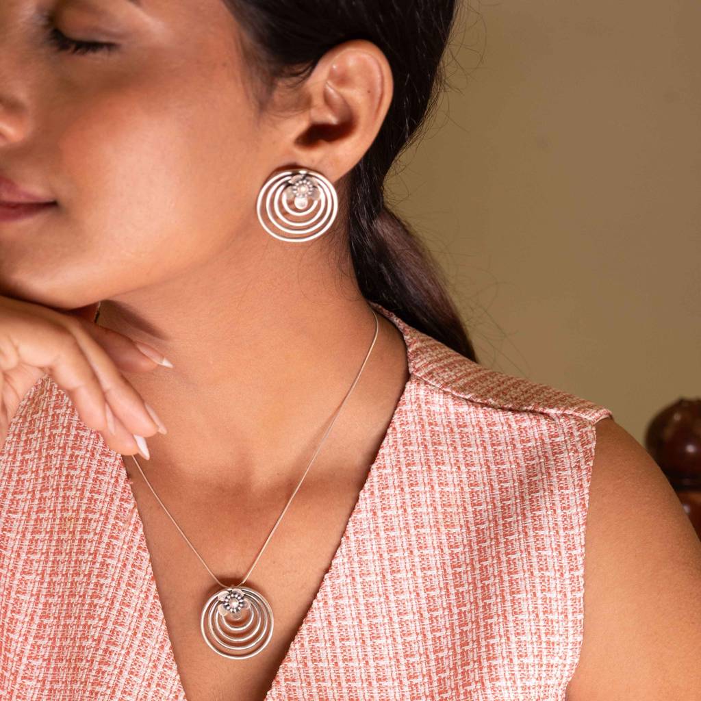 Moh Concentric Flower Embossed Necklace Set : SN2688