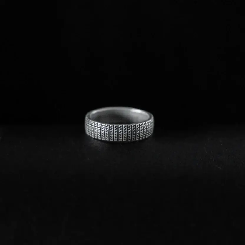 Sleek Subtle Silver Band : ZV-RNG-SBTL-006-C