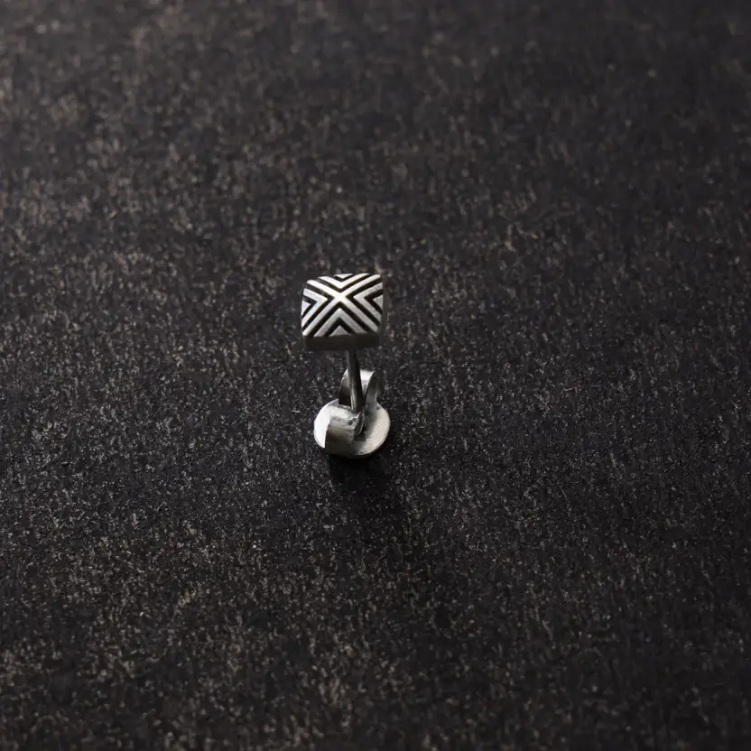 Criss Cross Silver Stud : ZV-STD-CC-002