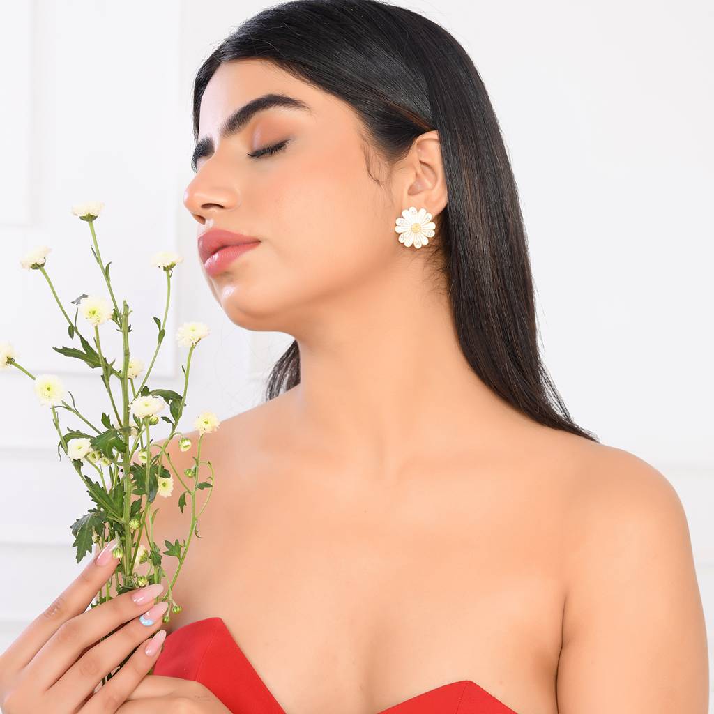 Flower Fantasy Pure Elegance Daisy White Ear Studs : 8905124528862