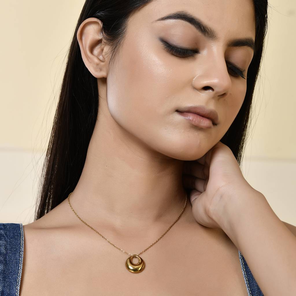 Voyage Moonlit Glam Gold Pendant : 8905124542752