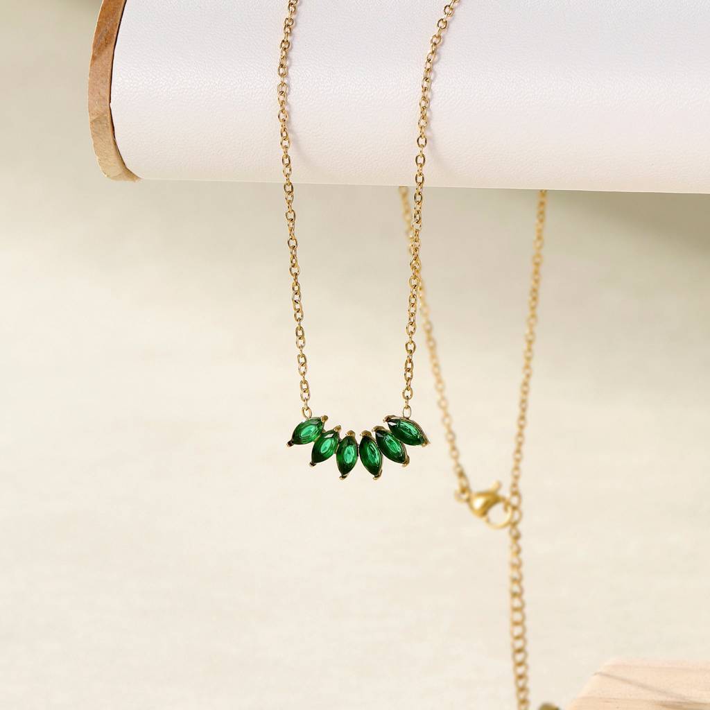 Peony Kiss Necklace : NS14474-G-GRN