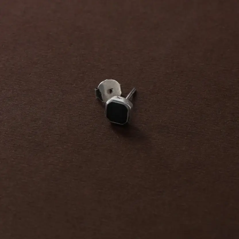 Black Square Stud : ZV-STD-BO-003