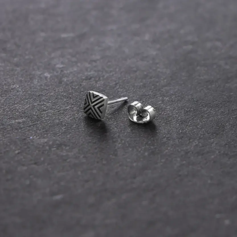 Criss Cross Silver Stud : ZV-STD-CC-002
