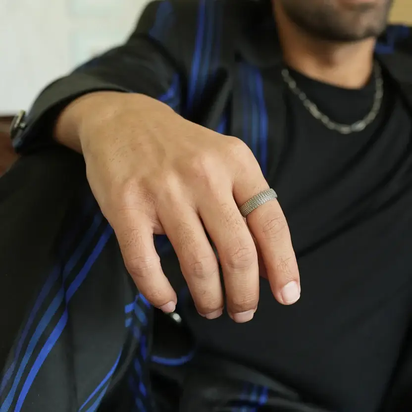 Sleek Subtle Silver Band : ZV-RNG-SBTL-006-B