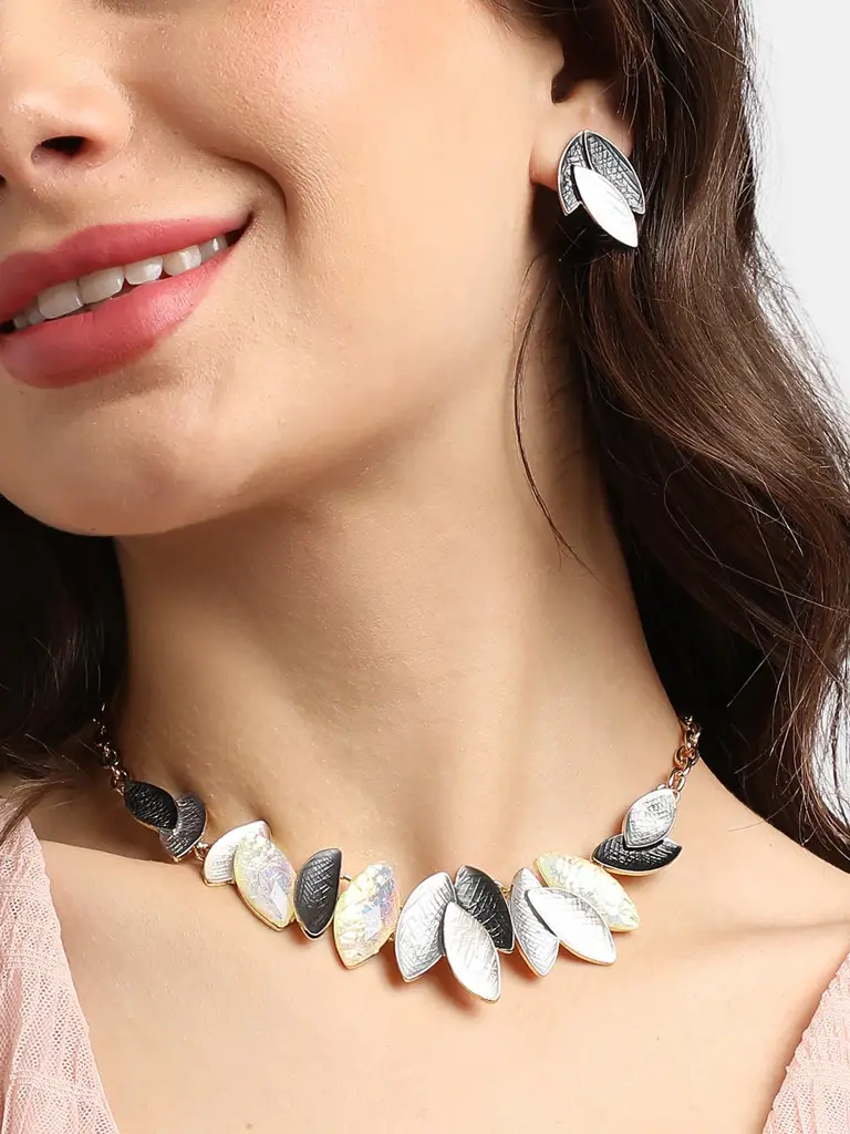 Pele-Women'S Black & Silver Textured Lanceolate Jewellery Set : SOHIJS9780
