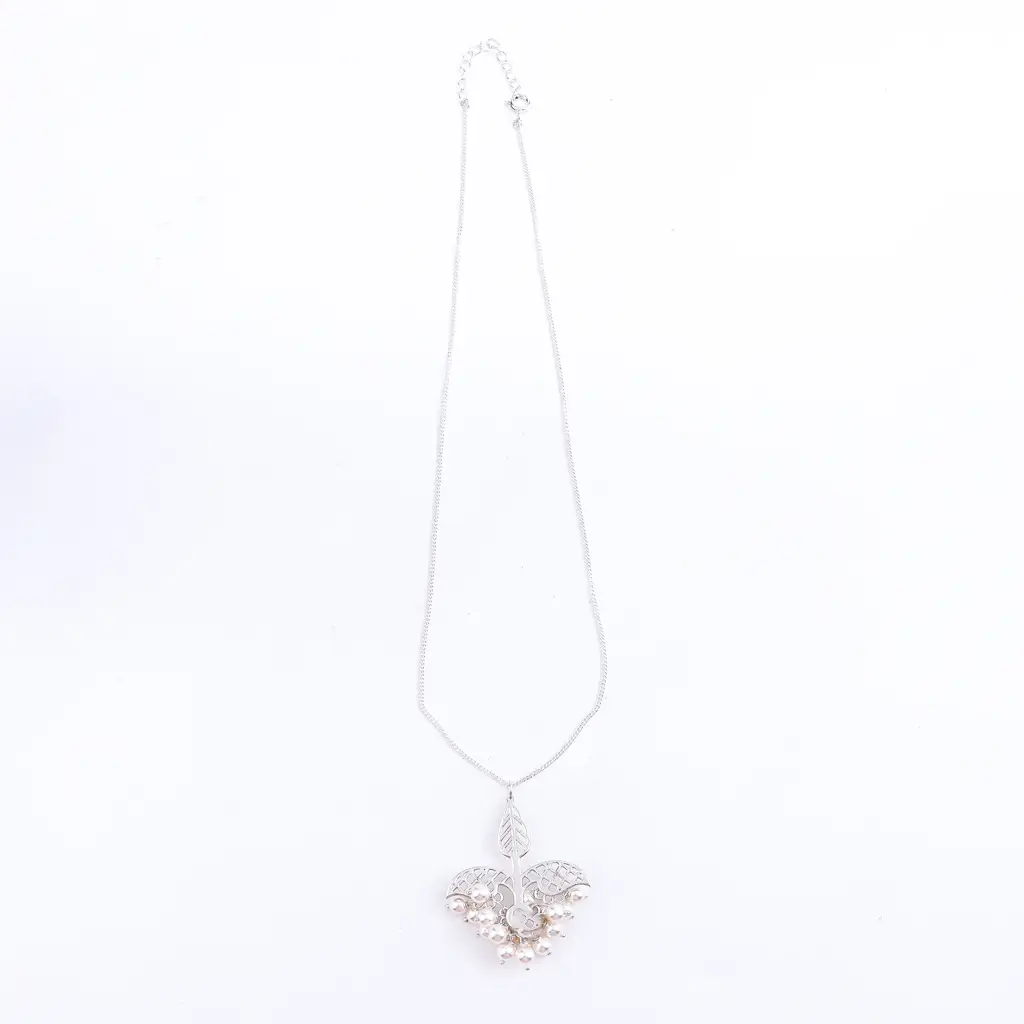 Silver Leaf Filigree Shiny Necklace : 48748184