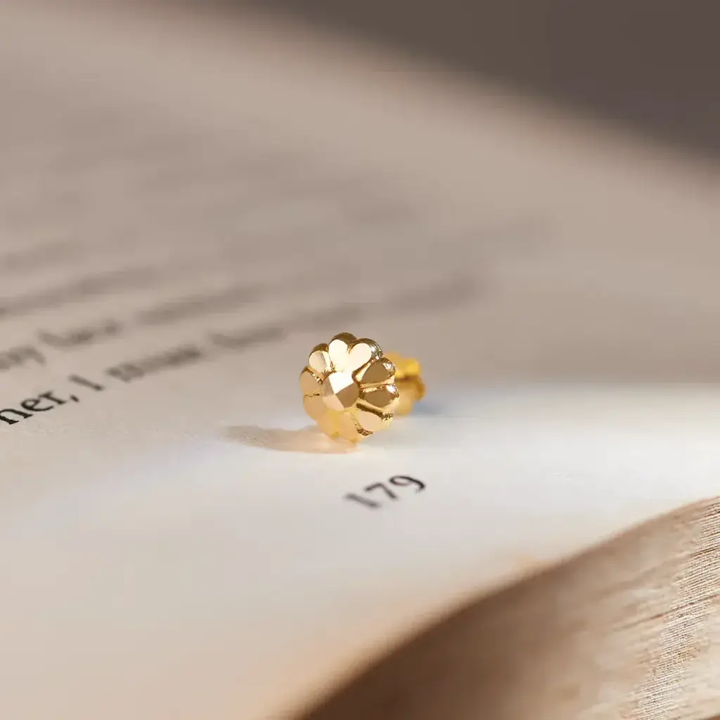 Yuvora 18K Yellow Gold Golden Embrace Nose Pin For Women | Screw Back Closure | Bis Hallmarked | Pure Gold N : DNP1011-18YG-IS