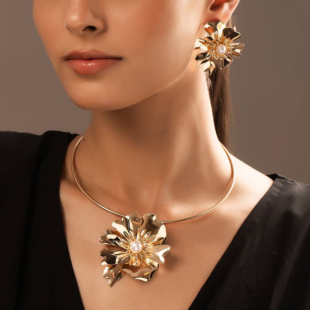 Blume Golden Floral Muse Pendant Set : 8905124563443