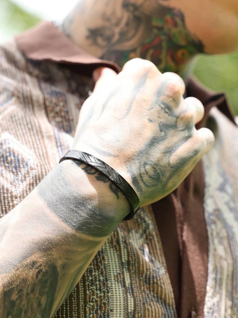 Men'S The Heringbone Bangle Bracelet - Onyx Black : FABR1313