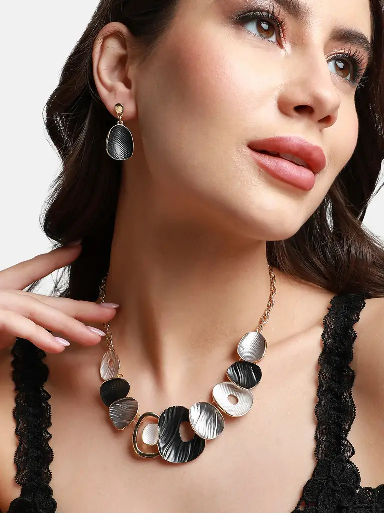 Erum-Women'S Black & Silver Textured Abstract Jewellery Set : SOHIJS9793