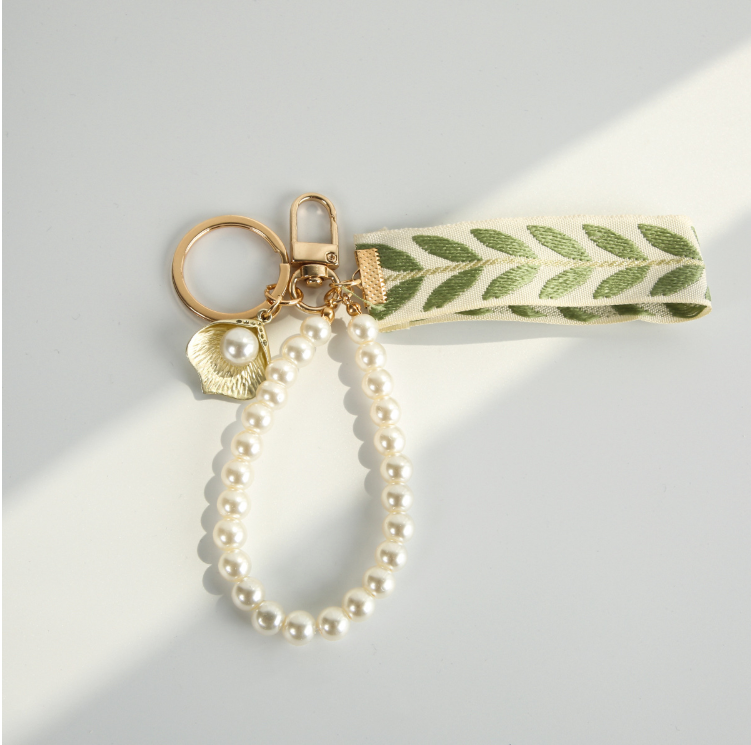 Pearl Whimsy Tassel Bag Charm : C-BG-0073-G-WH