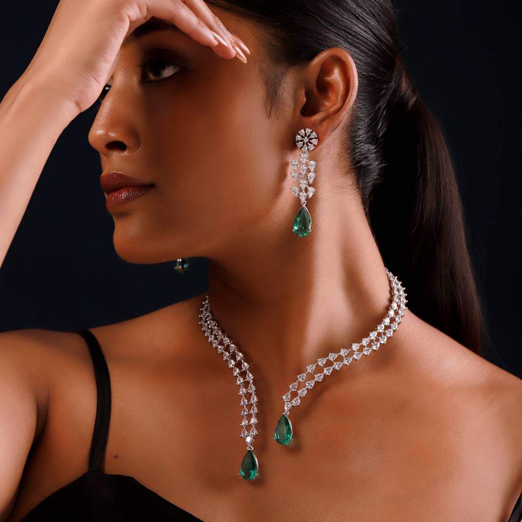 Sparkling Elegance Rang De Sitara Emerald Diamond Necklace Set : 8905124571202