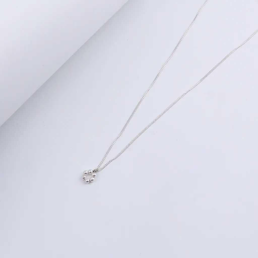 Dainty Pearl Flower Necklace : 33202839