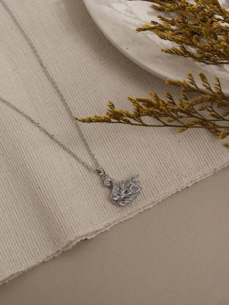 Millenia Dancing Swan Necklace - Silver : NS11592C