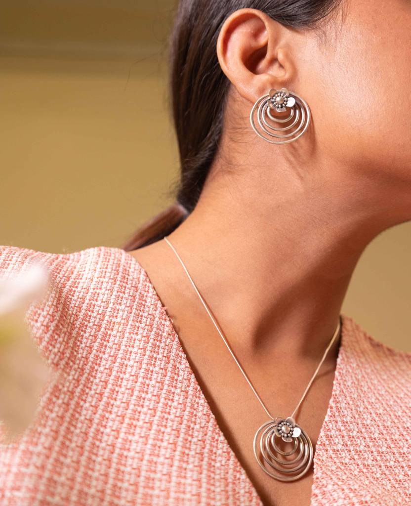 Moh Concentric Flower Embossed Necklace Set : SN2688