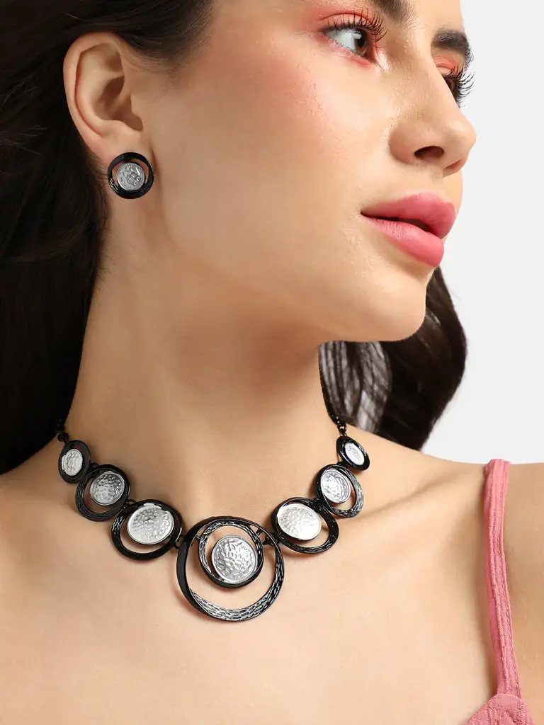 Yasira-Women'S Black & Silver Dented Circular Jewellery Set : SOHIJS9805