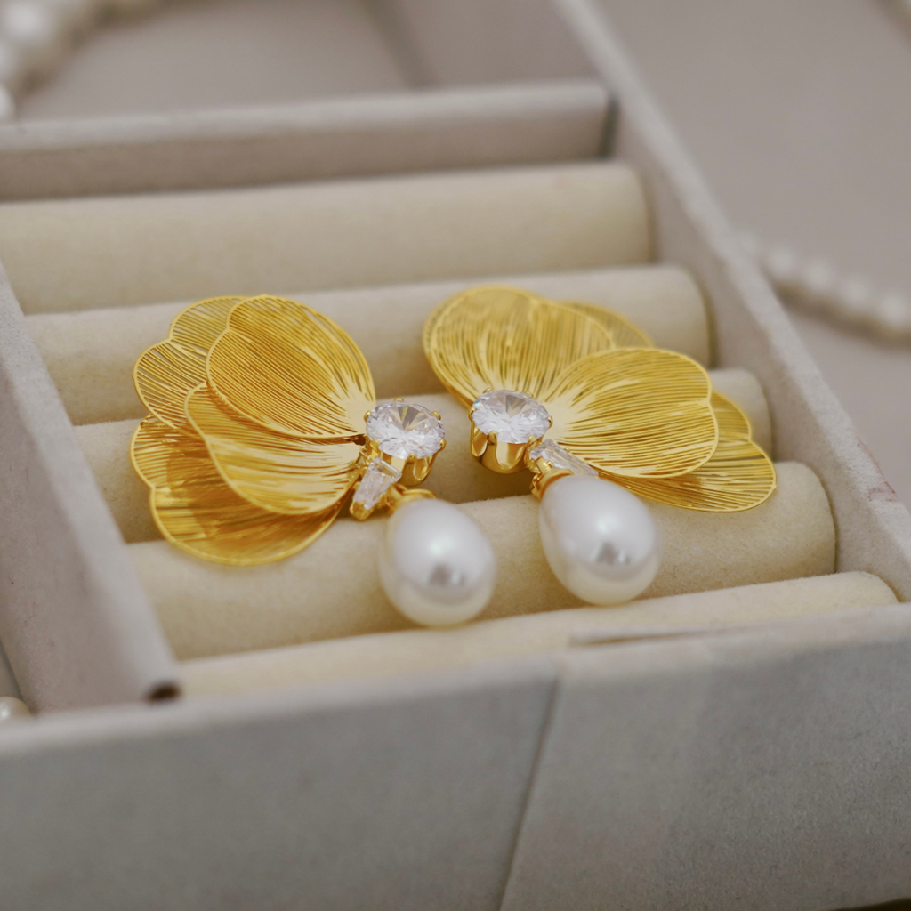 Gold Filigree Ginkgo Leaf & Pearl Drop Earrings : RB-32A