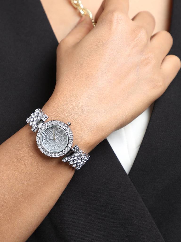 Embellished Round Watch : HSWC1157