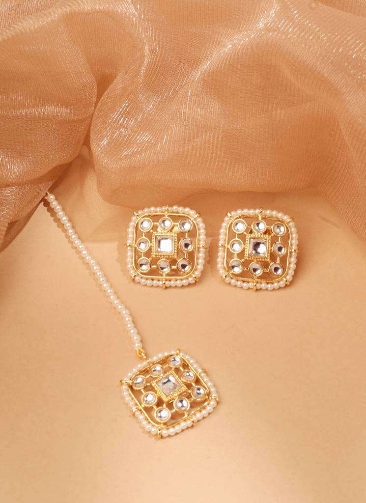 Flowing Sqaure And Pearl White Kundan Stone Gold Plated Choker Necklace With Maang Tikka For Women And Girls : 6NS131_White