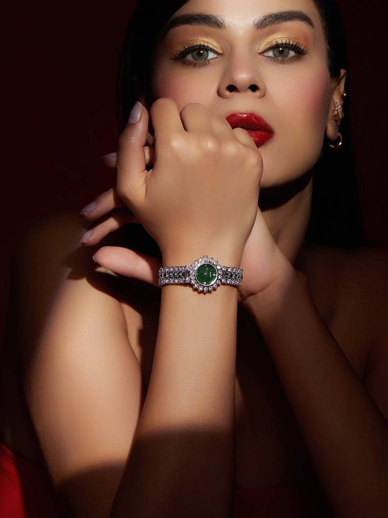 Embellished Round Watch : HSWC1119