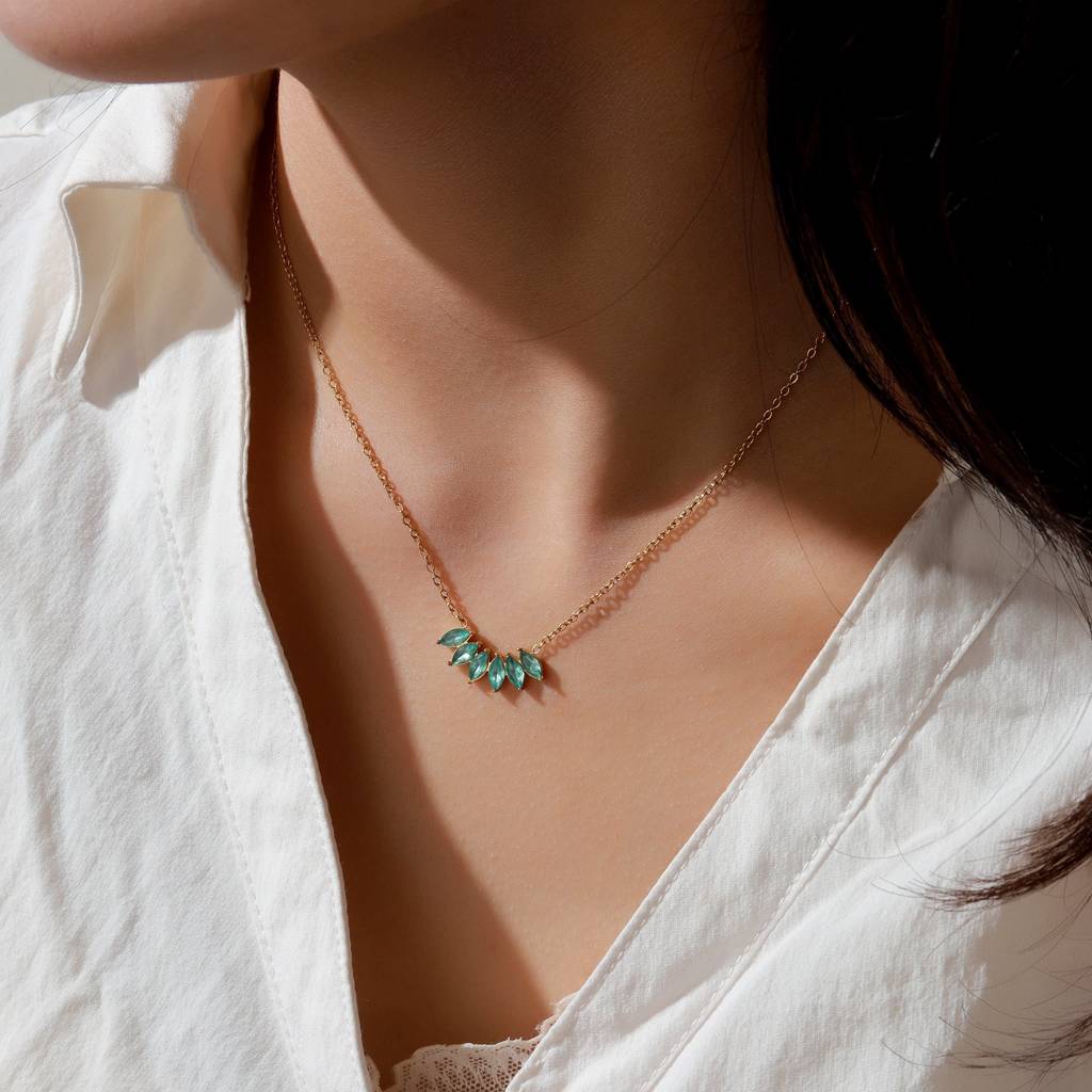 Peony Kiss Necklace : NS14474-G-LBLU