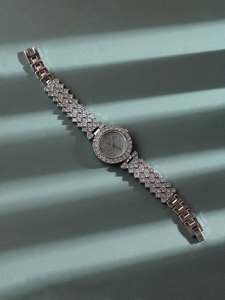 Embellished Round Watch : HSWC1157