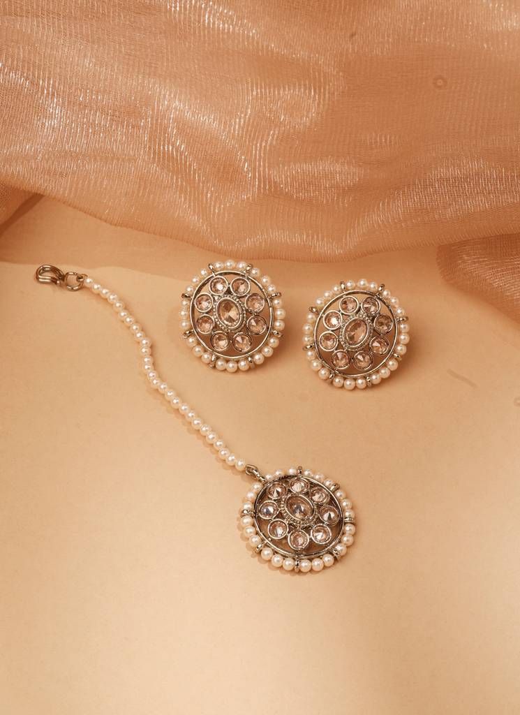 Superb Flower And Circle Shape Pearl Brown Kundan Stone Antique Gold Plated Choker Necklace With Maang Tikka Fo : 6NS129_BROWN
